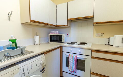 Miller Heights: Cabinetry, Eigentum, Spüle, Countertop, Weiss, Küchengerät, Herd, Haushaltsgerät, Küche, Sinken