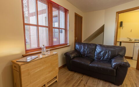 Miller Heights: Möbel, Eigentum, Fenster, Holz, Interior Design, Rollo, Couch, Fussboden, Schatten, Flooring