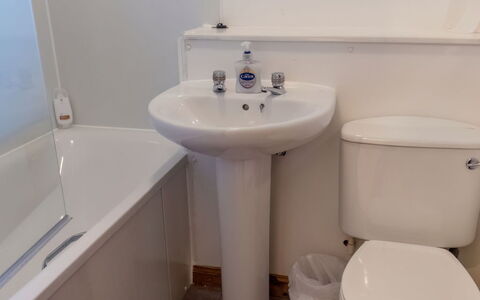Towerhill Heights: Armatur, Zapfhahn, Bad Sink, Fenster, Sinken, Lila, Badezimmer, Holz, Interior Design