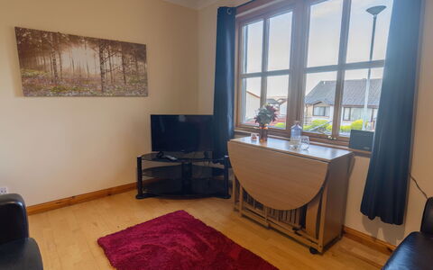 Towerhill Heights: Eigentum, Möbel, Fenster, Komfort, Holz, Interior Design, Wohnzimmer, Flooring, Schatten, Fussboden