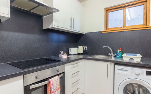 Towerhill Heights: Cabinetry, Spüle, Zapfhahn, Countertop, Eigentum, Sinken, Armatur, Küche, Herd, Interior Design