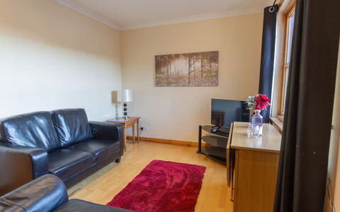 Towerhill Heights: Eigentum, Möbel, Couch, Tabelle, Komfort, Holz, Interior Design, Zimmerpflanze, Flooring, Studio Couch