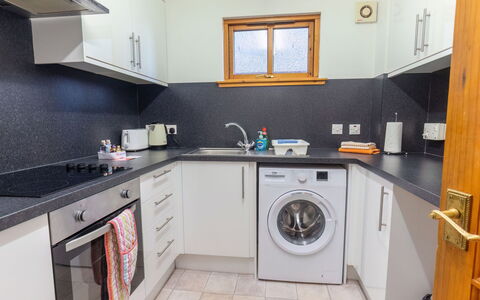 Towerhill Heights: Spüle, Eigentum, Sinken, Zapfhahn, Cabinetry, Countertop, Herd, Armatur, Holz, Interior Design