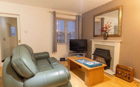 Cedar House: Bilderrahmen, Eigentum, Komfort, Couch, Interior Design, Flooring, Fussboden, Fernsehen, Wohnzimmer, Holz