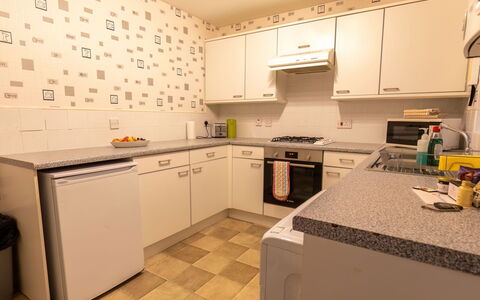 Cedar House: Cabinetry, Countertop, Eigentum, Gebäude, Küchengerät, Herd, Küche, Sinken, Haushaltsgerät, Interior Design