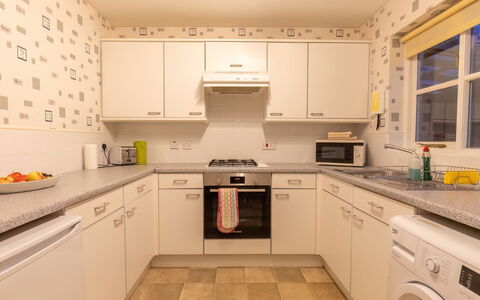 Cedar House: Cabinetry, Countertop, Spüle, Sinken, Zapfhahn, Eigentum, Herd, Armatur, Küchengerät, Haushaltsgerät