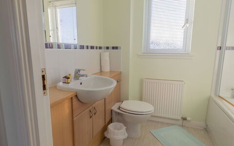 Ash House: Sinken, Eigentum, Fenster, Armatur, Bad Sink, Zapfhahn, Badezimmer, Lila, Badezimmerschrank
