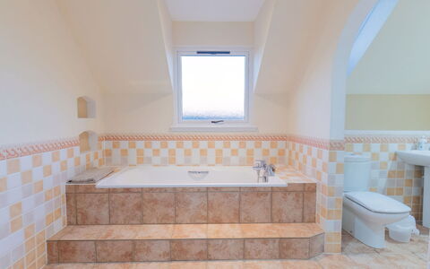 Evergreen House: Eigentum, Badewanne, Badezimmer, Armatur, Holz, Flooring, Verbundwerkstoff, Sinken, Installation
