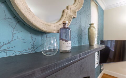 Evergreen House: Möbel, Gebäude, Cabinetry, Holz, Interior Design, Spiegel, Fussboden, Countertop, Flooring