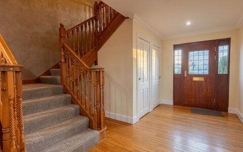Evergreen House: Eigentum, Holz, Interior Design, Treppe, Holzbeize, Fussboden, Flooring, Farbe, Wand