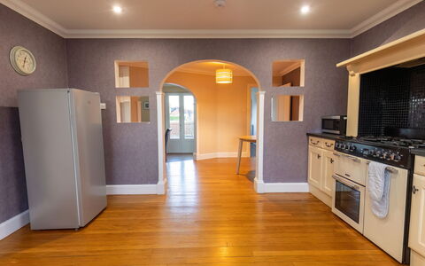 Evergreen House: Cabinetry, Gebäude, Countertop, Holz, Küche, Beleuchtung, Interior Design, Tür, Flooring, Holzbeize