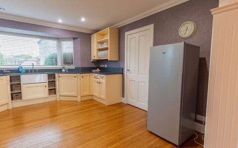 Evergreen House: Cabinetry, Fenster, Countertop, Gebäude, Interior Design, Beleuchtung, Holz, Tür, Fussboden, Flooring