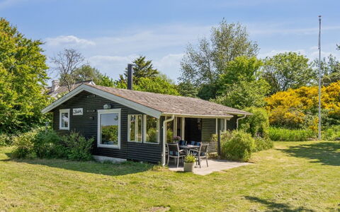 Benthe - 200M from the Sea: Dach, Haus, Zuhause, Hütte, Tür, Abstellgleis, Deck, Veranda, Planke, Hartholz