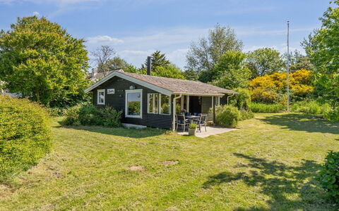 Benthe - 200M from the Sea: Dach, Haus, Zuhause, Hütte, Tür, Abstellgleis, Deck, Veranda, Planke, Hartholz