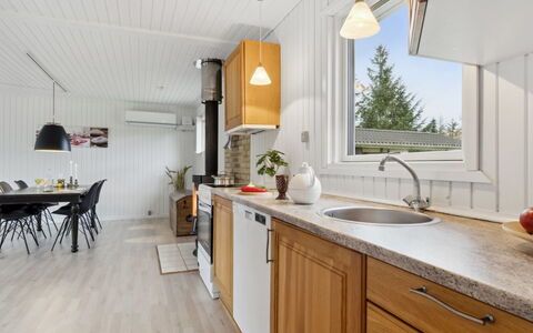 Suvi - 700M from the Sea: Küche, Countertop, Holz, Flooring, Interior Design, Möbel, Decke, Küchengerät, Fussboden, Beleuchtung