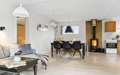 Suvi - 700M from the Sea: Holz, Flooring, Möbel, Interior Design, Holzboden, Zuhause, Wohnzimmer, Decke, Fussboden, Zimmer