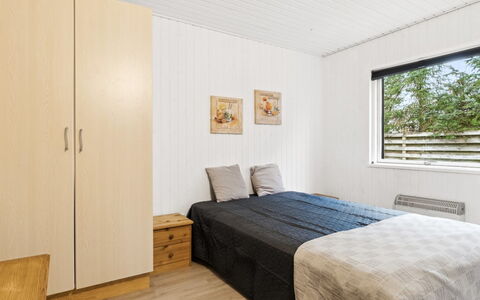 Suvi - 700M from the Sea: Holz, Interior Design, Schlafzimmer, Flooring, Bett, Möbel, Fussboden, Decke, Zimmer, Holzboden