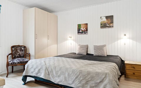 Suvi - 700M from the Sea: Möbel, Schlafzimmer, Bett, Interior Design, Holz, Flooring, Fussboden, Bettdecke, Decke, Bedding
