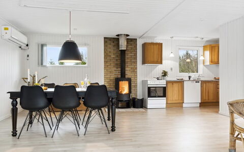 Suvi - 700M from the Sea: Holz, Flooring, Möbel, Interior Design, Decke, Fussboden, Wohnzimmer, Holzboden, Beleuchtung, Zuhause