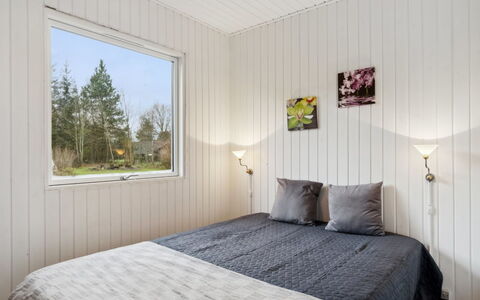 Suvi - 700M from the Sea: Holz, Decke, Planke, Schlafzimmer, Hartholz, Holzbeize, Holzboden, Bedding, Light Fixture, Bett
