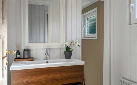 Suvi - 700M from the Sea: Flooring, Interior Design, Holz, Fussboden, Badezimmerschrank, Armatur, Cabinetry, Badezimmer, Bad Sink, Sinken