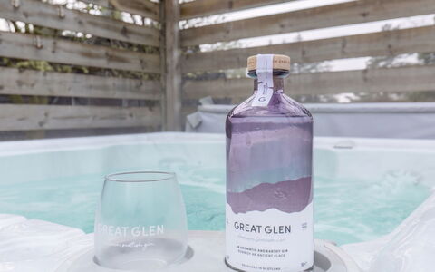 Lothlorien Lodge 4: Geschirr, Drinkware, Flasche, Wasser, Tabelle, Glasflasche, Trinken