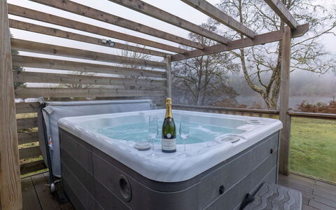 Lothlorien Lodge 4: Eigentum, Pflanze, Holz, Himmel, Wasser, Gras, Flasche, Fenster, Baum, Tabelle