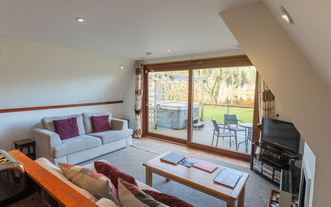 Lothlorien Lodge 4: Couch, Möbel, Tabelle, Eigentum, Komfort, Studio Couch, Holz, Wohnzimmer, Interior Design, Fussboden