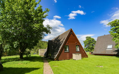 Lothlorien Lodge 4: Wolke, Himmel, Pflanze, Natürliche Landschaft, Gebäude, Baum, Grundstueck, Gras, Haus, Holz