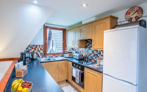 Lothlorien Lodge 4: Zuhause, Holzbeize, Küche, Cabinetry, Countertop, Lack, Hartholz, Zimmerpflanze