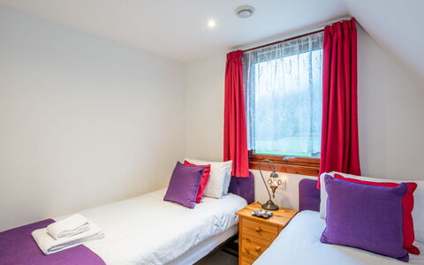 Lothlorien Lodge 4: Zuhause, Schlafzimmer, Holzbeize, Hartholz, Bedding, Bett, Bettdecke, Bettrahmen