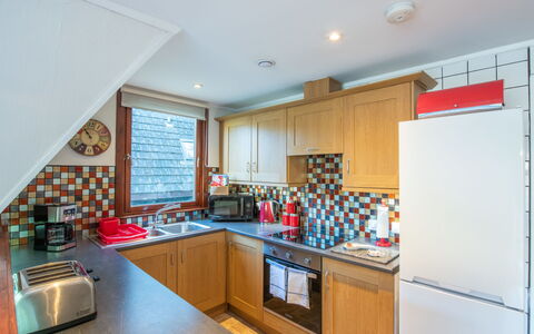 Woodhaven: Küche, Major Appliance, Küchengerät, Interior Design, Holz, Countertop, Flooring, Cabinetry, Möbel, Herd