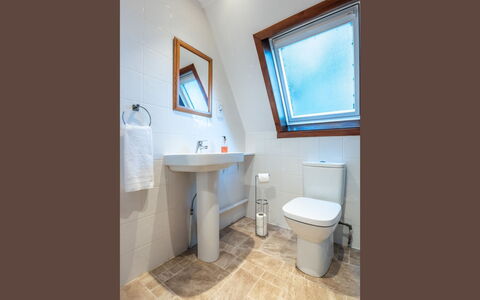 Woodhaven: Flooring, Fussboden, Armatur, Badezimmer, Interior Design, Decke, Toilette, Installation, Zimmer, Zuhause