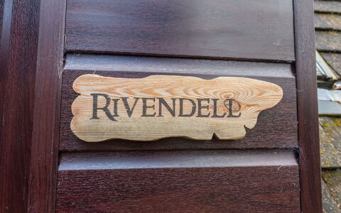 Rivendell: Tabelle, Himmel, Möbel, Eigentum, Pflanze, Stuhl, Tisch Im Freien, Gartenmöbel, Geschirr, Gebäude