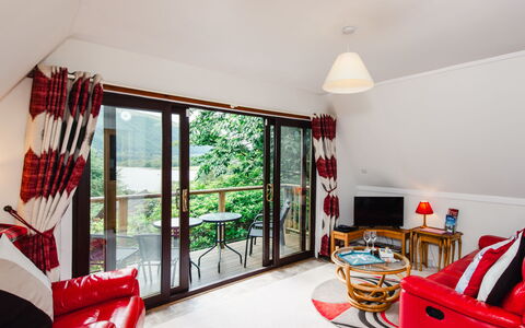 Rivendell: Möbel, Couch, Fenster, Tabelle, Komfort, Holz, Orange, Wohnzimmer, Interior Design, Fussboden