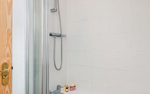 Rivendell: Badewanne, Armatur, Duschkopf, Eigentum, Zapfhahn, Dusche, Brausenstange, Badezimmer