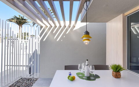 Velsuites 1: Tabelle, Eigentum, Möbel, Gebäude, Pflanze, Holz, Schatten, Beleuchtung, Die Architektur, Geschirr