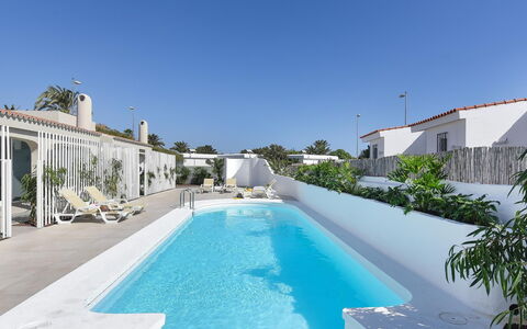 Velsuites 1: Wasser, Himmel, Eigentum, Gebäude, Schwimmbad, Azurblau, Pflanze, Schatten, Baum, Gewässer