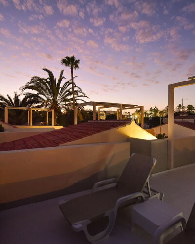 Velsuites 1: Wolke, Himmel, Schatten, Gartenmöbel, Die Architektur, Strandresort, Pflanze, Baum, Schwimmbad, Arecales