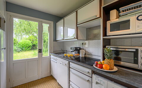 Carnac 191: Küche, Countertop, Major Appliance, Küchengerät, Cabinetry, Interior Design, Flooring, Decke, Beleuchtung, Haushaltsgerät