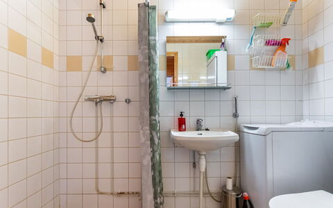 Urupää C 13: Badezimmer, Armatur, Flooring, Bad Sink, Interior Design, Fussboden, Installation, Sinken, Toilette, Zapfhahn