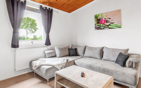 Wingst 101: Möbel, Eigentum, Couch, Holz, Fenster, Tabelle, Interior Design, Bilderrahmen, Beleuchtung, Gebäude