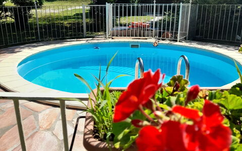 Podere Vallino: Wasser, Blume, Pflanze, Gebäude, Schwimmbad, Blumentopf, Baum, Azurblau, Botanik, Zaun