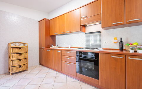 Domus Ema: Cabinetry, Eigentum, Countertop, Weiss, Gebäude, Küche, Küchengerät, Holz, Interior Design, Haushaltsgerät