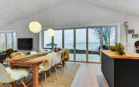 Lika - 25M to the Fjord: Wohngebiet, Dach, Vorort, Auffahrt, Estate, Kamin