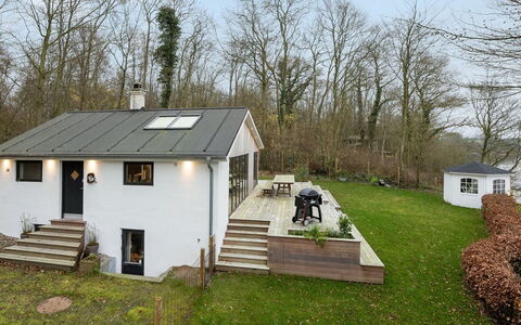 Lika - 25M to the Fjord: Wohngebiet, Dach, Vorort, Auffahrt, Estate, Kamin