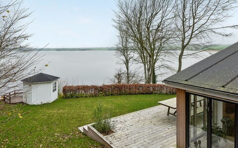 Lika - 25M to the Fjord: Wohngebiet, Dach, Vorort, Auffahrt, Estate, Kamin