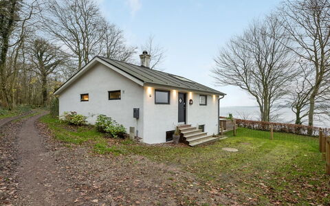Lika - 25M to the Fjord: Wohngebiet, Dach, Vorort, Auffahrt, Estate, Kamin