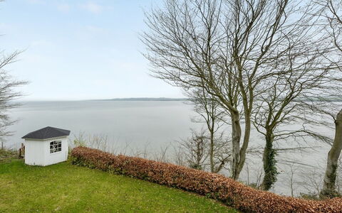 Lika - 25M to the Fjord: Wohngebiet, Dach, Vorort, Auffahrt, Estate, Kamin