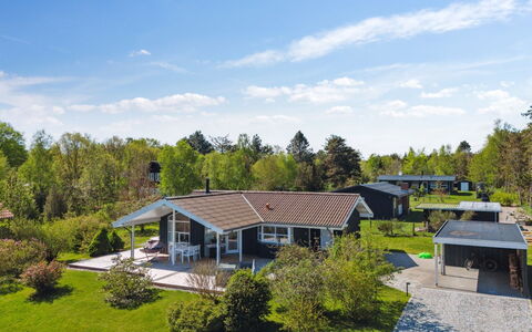 Harald - 300M from the Sea: Decke, Flooring, Interior Design, Fussboden, Verbundwerkstoff, Möbel, Resort, Hotel, Design, Daylighting